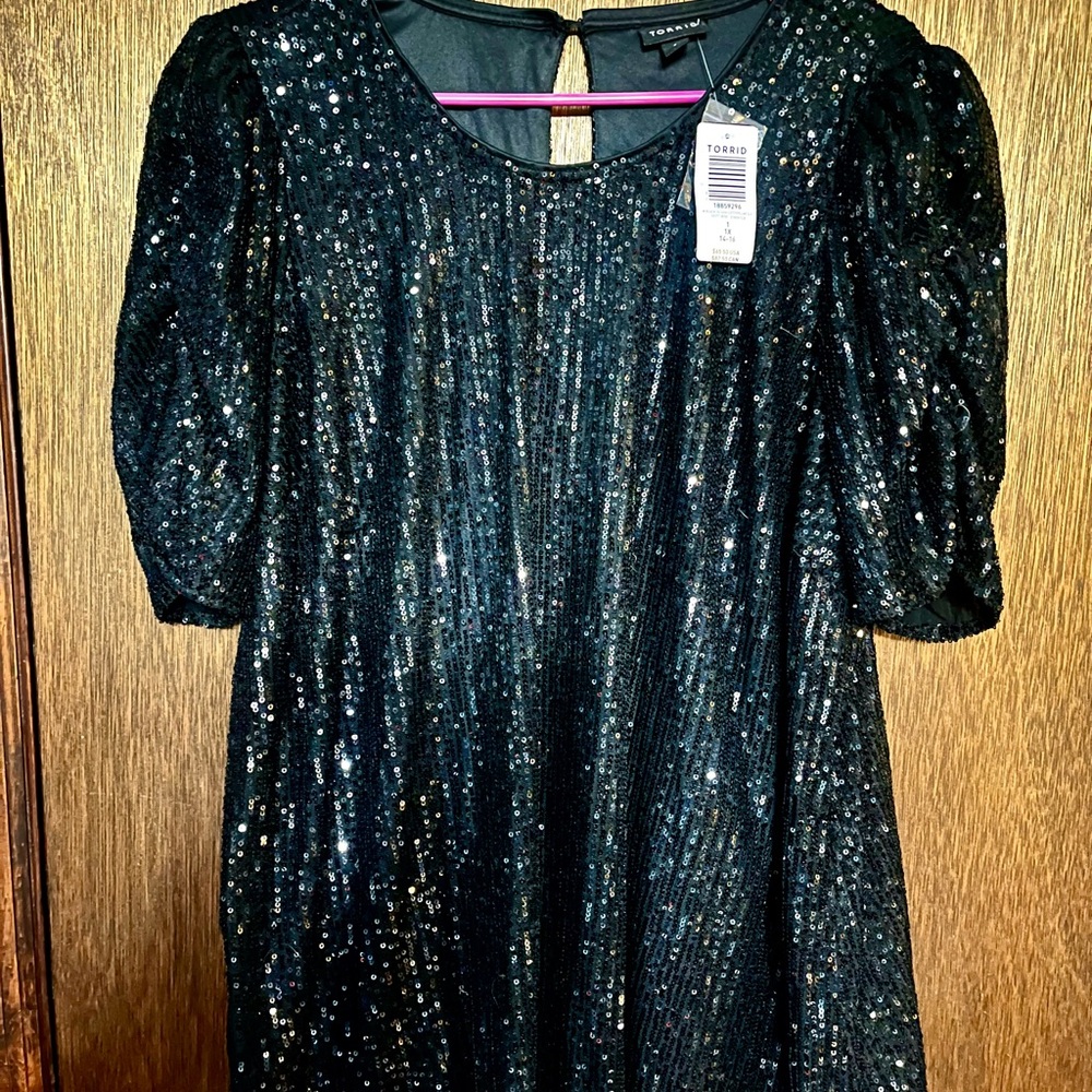 NWT 1x Torrid Black Sequin Top